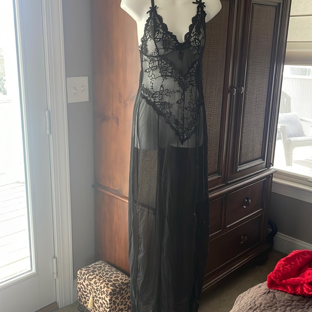 Long black négligée worn once